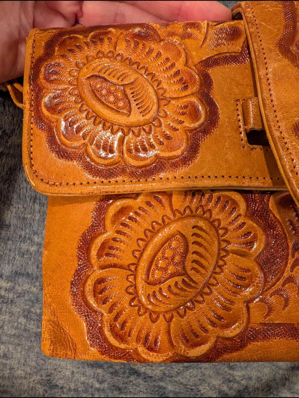 Handcrafted Vintage Tooled Leather Shoulder Bag - Flores' Bags - Picture 4 of 17